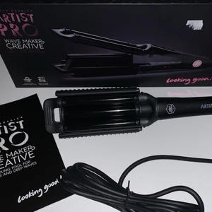 OBH NORDICA Creative Wave Maker  - Säljer denna helt nya locktång från OBH NORDICA. Aldrig använd så helt i nyskick. Den har tre värmeinställningar 160-200 grader och extra lång sladd på 2,8m. Nypris 639 kr, säljer för 420 kr + frakt. 