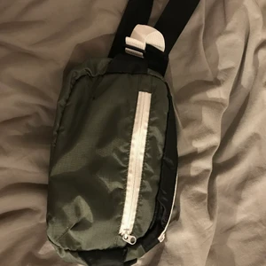 Midjeväska - Asball iprincip oanvänd midjeväska från bikbok. Om du har några funderingar är det bara att fråga!💛💛