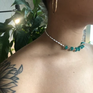 Halsband  - Halsband gjort av olika stenar och pärlor.