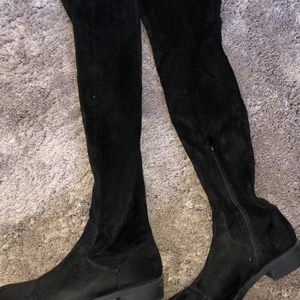 overknees boots  - Svarta overkneesboots i perfekt skick!🤍 