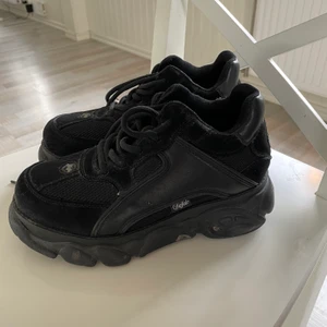 Buffaloes strl 37 - Använda men i bra skick, nypris 1000kr