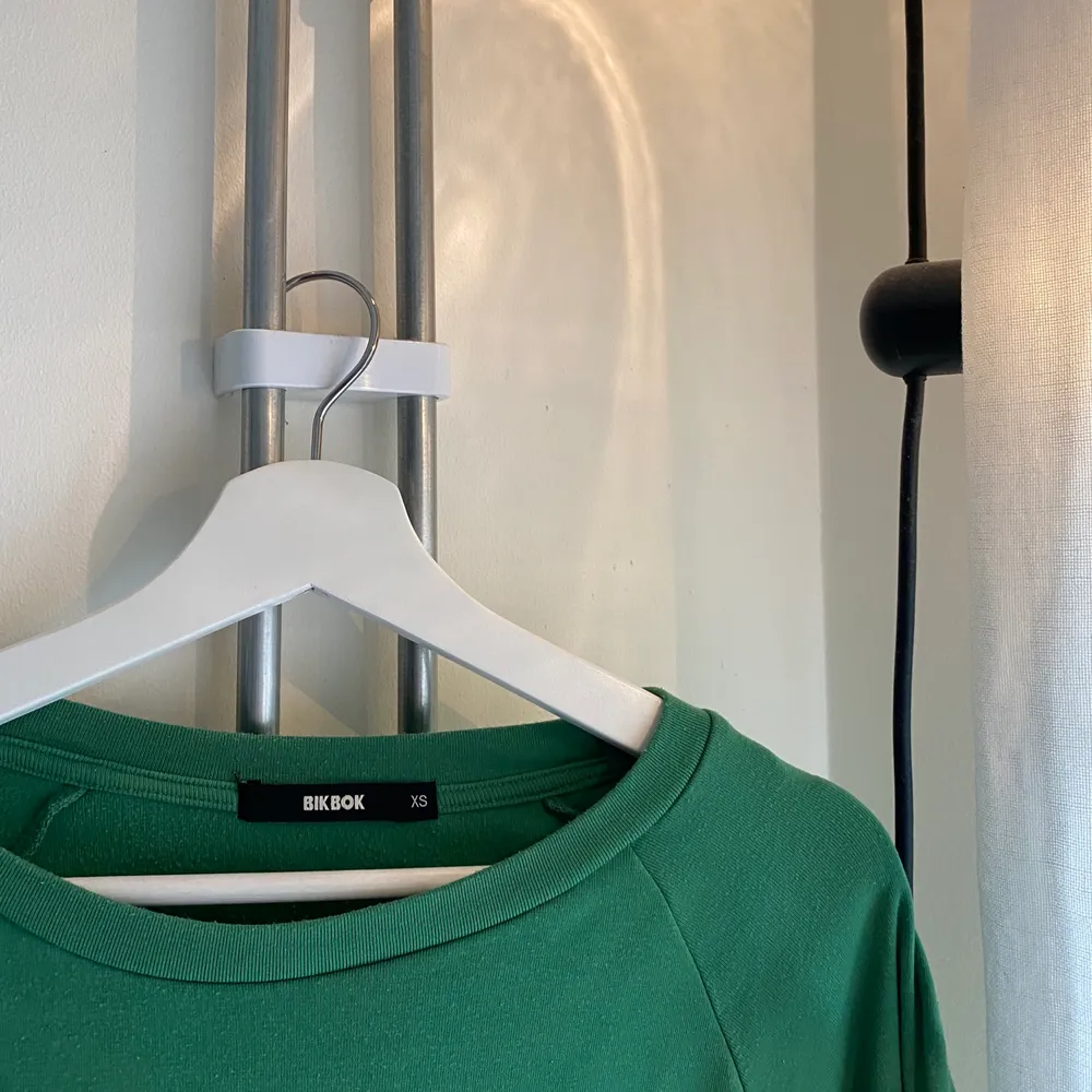 Superfin grön sweatshirt från Bikbok! Den finns inte i butik längre och säljs pga den inte kommer till användning. Den är i bra skick! Storleken är i XS men passar även S. . Tröjor & Koftor.