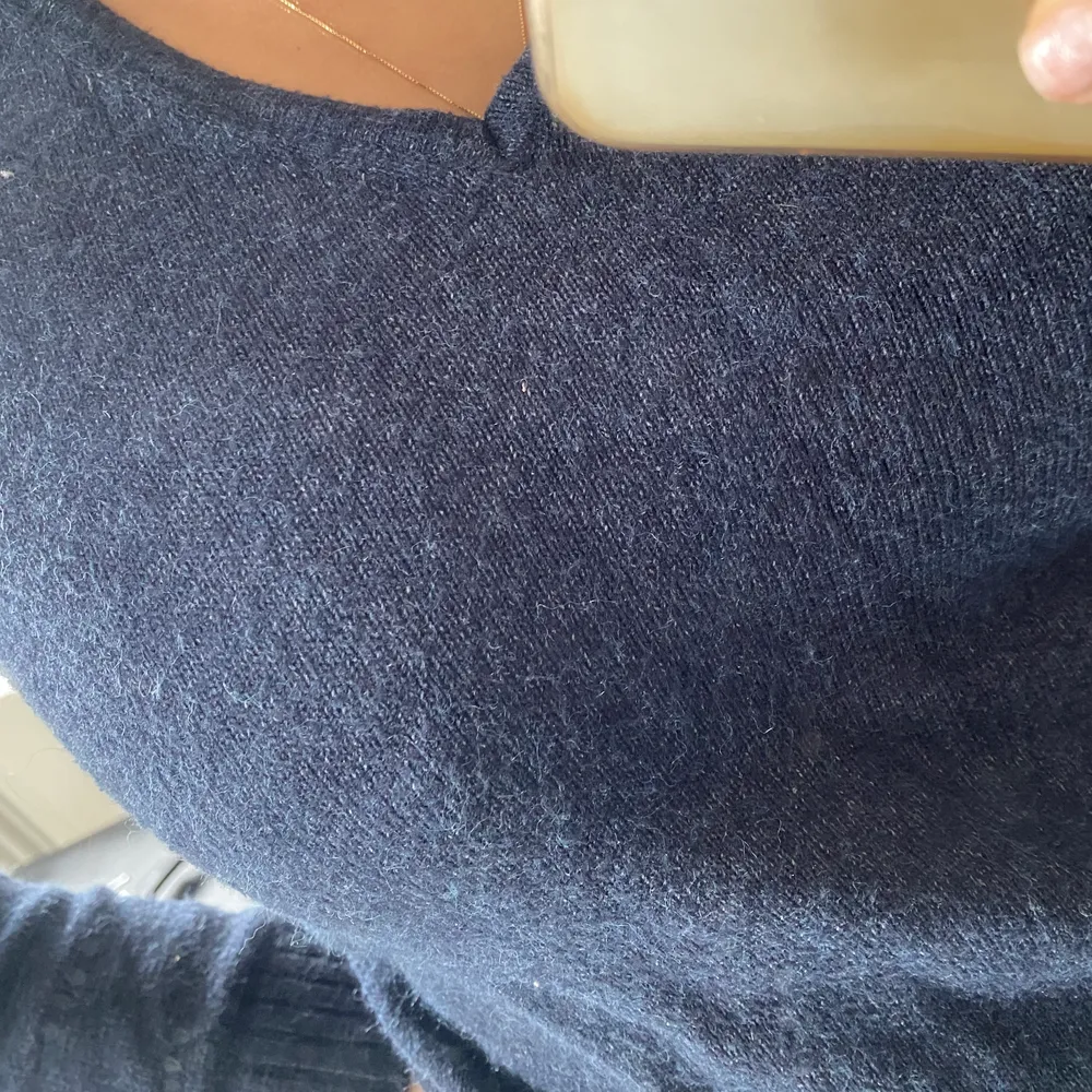 Marinblå tröja från Vila. Inköpt för 3 år sedan, så i använt skick. I storlek XS men passar nog en med S också. Säljer pga att jag inte använder den längre. . Stickat.