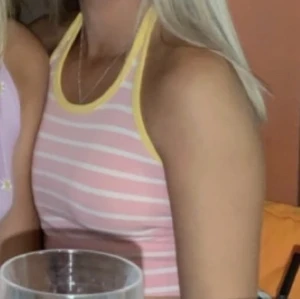 SÖKER HALTERNECK - SÖKER halterneck med liknande passform som den rosa randiga på bilden. Mönster/färg spelar ingen roll 