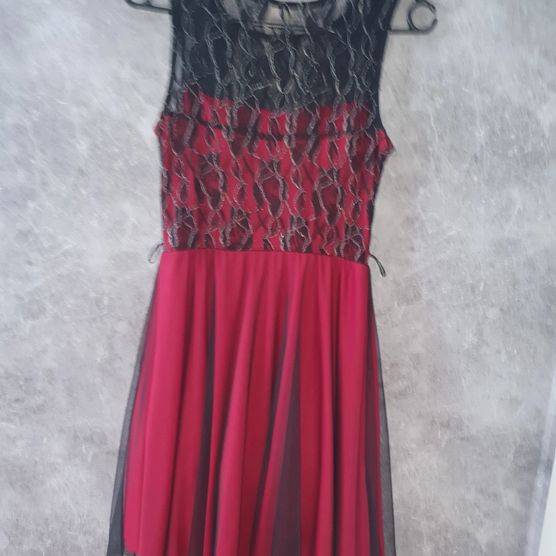 Svart och röd kläning - 90