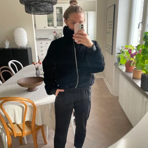 Pufferjacket - Säljer denna snygga puffer i svart sammet. Jackan är från bikbok i storlek XS, men passar även S. Frakt är inkluderat i priset 🥰💕