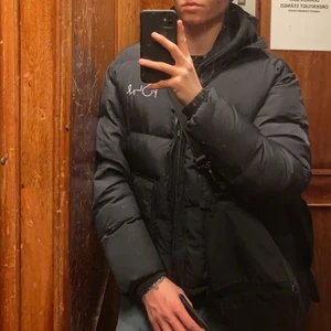 Polar pufferjacka - Säljer min sjukt snygga polar skate co. dunjacka. Den är perfekta vinterjackan med dubbeldragkedja, samt att man kan dra åt i kragen, och nere vid midjan när det är extra kallt. Den är storlek S och passar allt från xs-m beroende hur man vill att den sitter. Skick- 8,5/10 otroligt bra skick med inga defekter alls. Nypris 2800kr, mitt pris 1700kr men sänker priset vid snabb affär!
