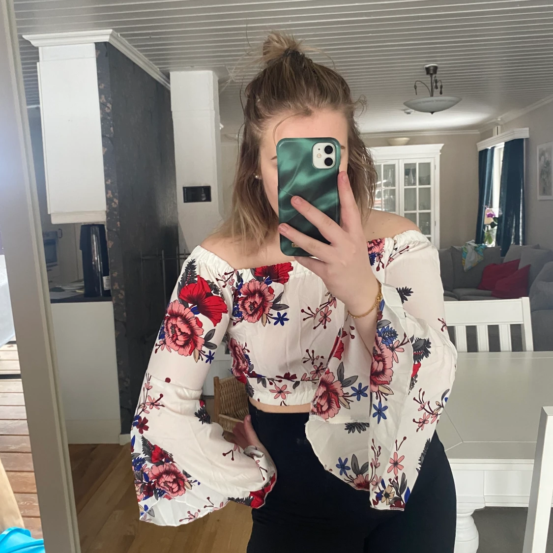 Blommig off shoulder blus  - 90