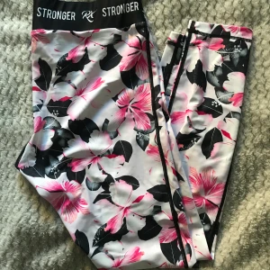 Stronger tights  - Blommiga tights från STRONGER, oanvända, höga i midjan, storlek L