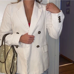 Blezert - Fin vit blezer från H&M i perfekt skick!! As najs till sommaren:) kund står för frakt 