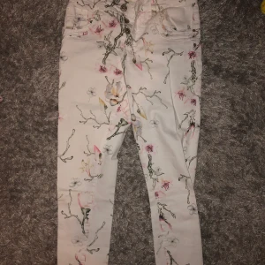 Jeans - Vita jeans med fina blomster detaljer