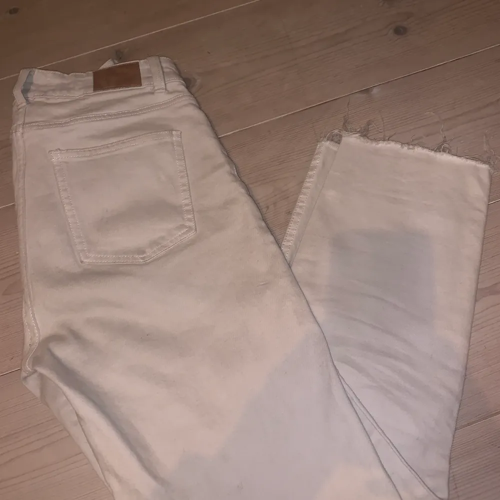 Ett par vida beiga jeans från only💕 de har använts väl men inga tecken på användning, skriv för fler bilder❤️. Jeans & Byxor.