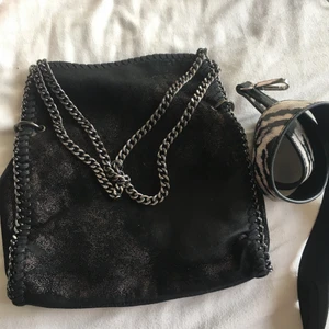 Svart axelväska  - Säljer denna fina väskan som jag använt flitigt därav priset ❤️Bandet ingår. Väskan köpte jag för ca 300kr