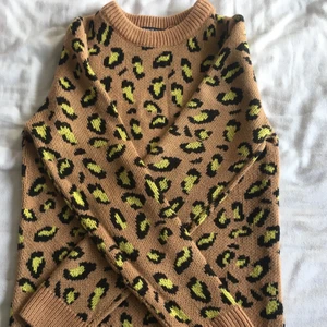 Leopard stickad klänning  - Stickad klänning som går under knäna. Skriv privat för bild på. Köpare står för frakten💛💛