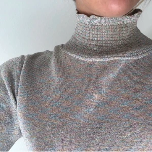 Holografisk Turtleneck  - En silvrig holografisk polotröja från Stine Goya i storlek S. Aldrig använd och därför i fint skick. Snygg till en sommarfest, en kallare sommar dag eller på klubben. (Frakt inkluderat i priset) 