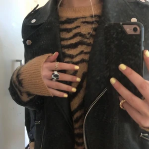 Zebramöstrad tröja - Jättefin tröja, perfekt till en skinnjacka eller att slänga på dig på sommaren💞 nyskick🤩