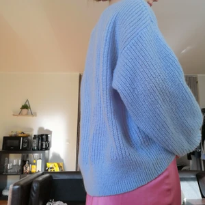 HM stickad  - Stickad tröja i underbar färg!! Den är använd men i fint skick, lite oversized och så mysig 🥺🥺