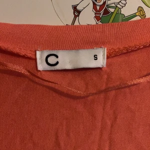 Cubus - En helt ny kortärmad tröja, basic. Passar för dem som har S/M. Utingad tröja.