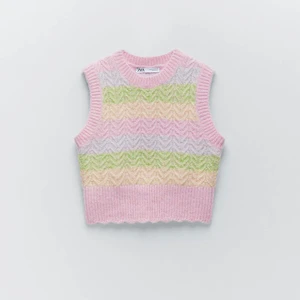 Stickad väst från Zara - Supersnygg och trendig väst som är slutsåld från Zara💕 Endast använd 1 gång‼️ Den passar allt ifrån XS - M beroende på hur man vill att den ska sitta🥰 . Går att mötas upp i Stockholm, annars står köparen för frakten🌸. Lånad bild!!!! Säljer endast vid bra bud💕💕💕 Skriv privat vad ni kan tänka er att köpa den för💗💗💗