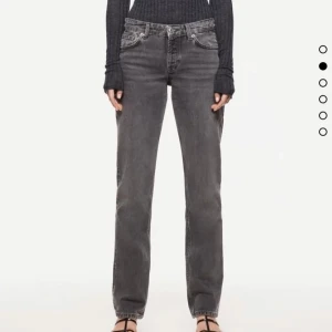 Zara jeans - Intressekoll på dessa populära och slutsålda zara jeans i storlek 36! Gråa och lågmidjade/mellanmidjade. Buda i kommentarerna!❤️