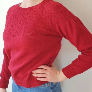 Jultröja, storlek M - Stickad Röd jultröja, använd få gånger. Frakten är inkluderad i priset som står.