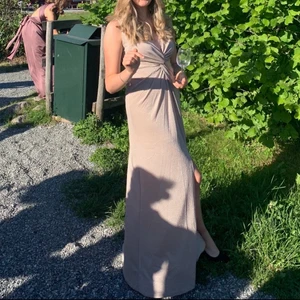 Balklänning - Säljer min balklänning från Bubbelroom i storlek 36. Endast använd en gång. Säljer pga får ingen användning för den. Men superfin då den skimmrar/glittrar och är i en smutsrosa färg. V-ringad och en ”fake” knytning i fram. Dragkedja i bak. Jag är 180 och den går ner till fötterna på mig. Inga defekter utan superfint skick! Köparen står för frakten:)