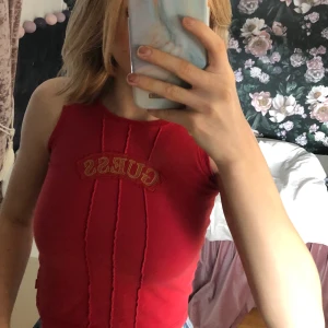 Guess topp - Säljer dena söta guess crop top som tyvärr inte kommer till användning. Storlek xs❤️