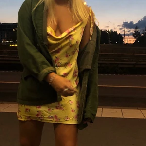 Super söt satin klänning från zara - Säljer nu min fina satin klänning som jag köpte i slutet av sommaren på zara. Har använt den fåtal gånger och därmed är den i väldigt bra skick. Den är i lite större storlek men passar på mig som brukar ha S💗💗💗