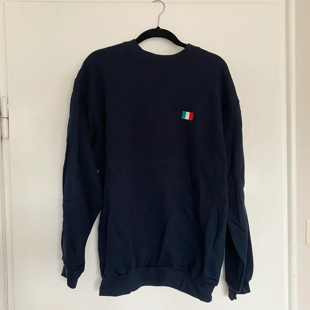 Så snygg mörkblå tjocktröja med Italiens flagga på! Helt oanvänd i stl L men passar mindre också för en oversized look 🤍 köparen står för frakt 🤍 . Tröjor & Koftor.