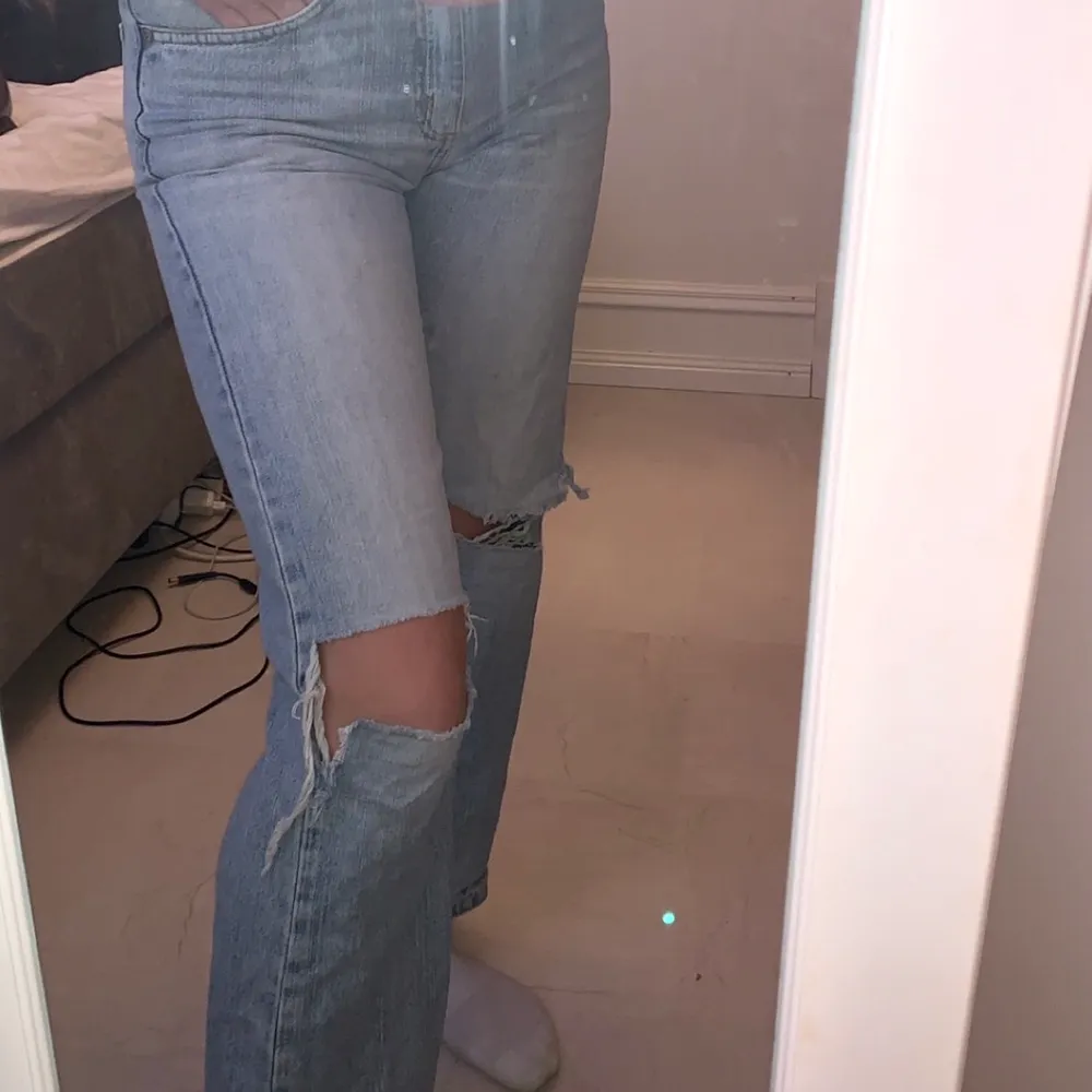 Ljusa raka jeans med hål! Gjort hålen själv🤍dem är köpta secondhand och det står ingen storlek men passar på mig som brukar ha S💕 säljer för 200! Kan mötas upp i Örebro. Köparen står för frakten . Jeans & Byxor.
