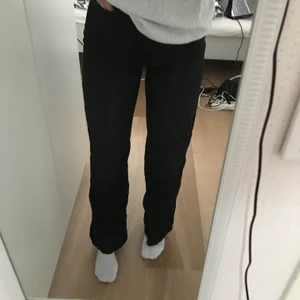Jeans!!  - Ett par Wide High Waist svarta jeans!! Använt max 2 gånger, inga hål eller märken. Som nya! Köpta på hm för ca. 1 år sedan☺️ Jag är 167 så ingen behöver fråga och dom går till mina fotknölar!! 