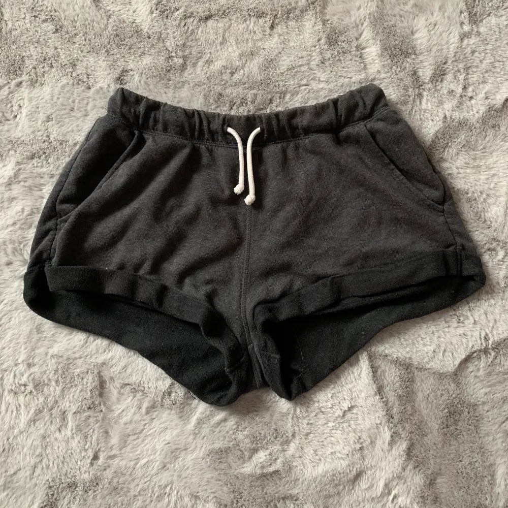 Super sköna svart/grå shorts som framhäver ens kurvor jätte bra. As bra skick. Storlek: M                                                               Kan även mötas upp i Stockholm istället för frakt!. Shorts.