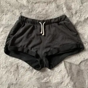 Super sköna svart/grå shorts som framhäver ens kurvor jätte bra. As bra skick. Storlek: M                                                               Kan även mötas upp i Stockholm istället för frakt!