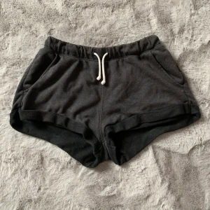 Shorts - Super sköna svart/grå shorts som framhäver ens kurvor jätte bra. As bra skick. Storlek: M                                                               Kan även mötas upp i Stockholm istället för frakt!