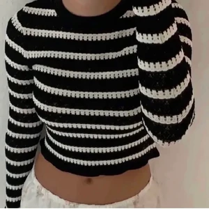Randig topp - Säljer denna snygga randiga tröjan från Zara. Helt slutsåld på hemsidan! (Lånad bild) skriv för fler bilder. Den är oanvänd, storlek M. Buda i kommentarerna eller privat!!💕💕HÖGSTA BUD:320 inkl frakt