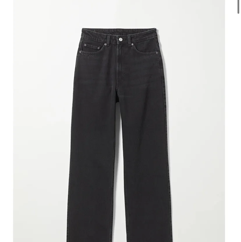 säljer mina weekday jeans, rowe extra high straight jeans i färgen echo black, storleken 26/30. använda men i väldigt fint skick. säljer de då de blivit för små och inte får plats i min garderob längre. . Jeans & Byxor.