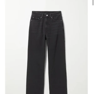 weekday jeans - säljer mina weekday jeans, rowe extra high straight jeans i färgen echo black, storleken 26/30. använda men i väldigt fint skick. säljer de då de blivit för små och inte får plats i min garderob längre. 