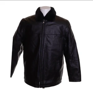 2000s skinnjacka - Säljer min riktigt snygga skinnjacka med en krage av fuskpäls. Inuti är det jättelen och skön fuskpäls. Den är perfekt varm för att användas som vårjacka. Det är en storlek S i man men passar perfekt på mig som brukar ha en M. Frakt tillkommer.