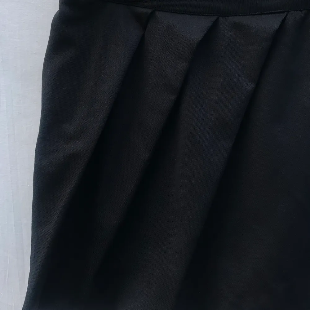 DAGMAR svart minikjol Storlek 36. Finaste skick, sparsamt använd och inget att anmärka på. Material: 100% virgin ull Ficka och zip på ryggen Längd: 39cm  * RÖKFRI OCH DJURFRI HEM*. Kjolar.
