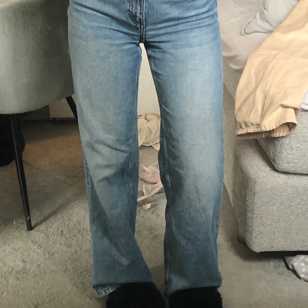 Säljer ännu ett par Monki jeans som är slutsålda överallt. Är i den populära modellen Yoko. Sitter snyggt på o är i en sjukt fin färg. Köparen står för frakten!💕. Jeans & Byxor.