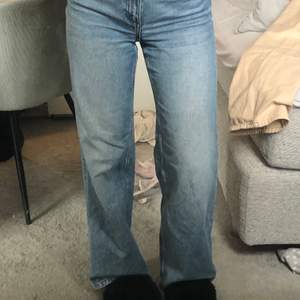 Säljer ännu ett par Monki jeans som är slutsålda överallt. Är i den populära modellen Yoko. Sitter snyggt på o är i en sjukt fin färg. Köparen står för frakten!💕