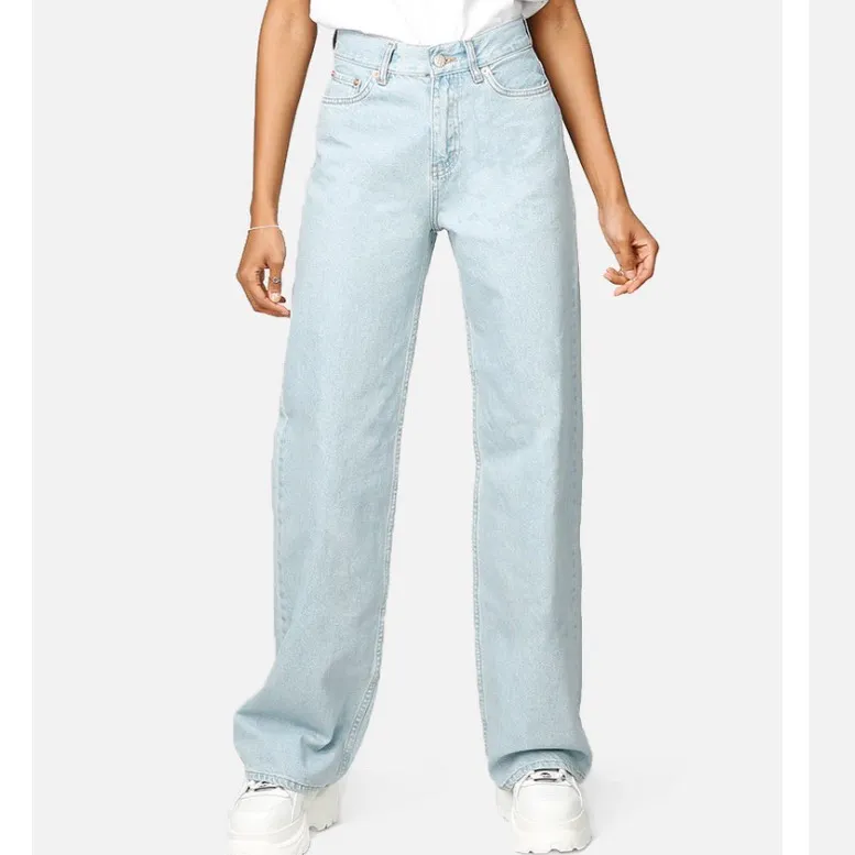 Säljer dessa par ljusblåa jeans från Junkyard! Använda men i fint skick!😊 Storlek 24. Hör av er för fler bilder mm! 💛 Nypris: 499kr. Jeans & Byxor.