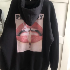 Playboy hoodie - märket på ryggen är helt och i ganska bra skick❤️ köpte den för 680kr på missguided och säljer för 350kr (frakt 29kr)