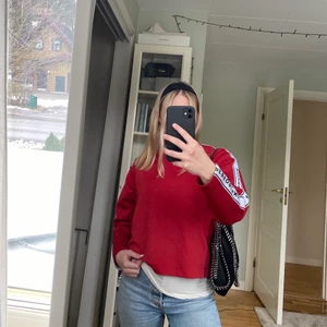 Tjocktröja - Supersnygg kvalitativ tjocktröja från Peak Performance köpt för 800. Tröjan är sparsamt använd och därav i nyskick.💖💖