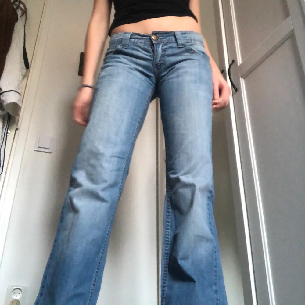Skitsnygga lowwaist jeans från esprit köpta från sellpy! Kommer aldrig till användning tyvärr. Sitter lite tight på mig som har 26/ 27 i midjan! Passar bra i längden på mig som är 171!❤️❤️. Jeans & Byxor.