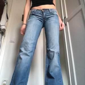 Skitsnygga lowwaist jeans från esprit köpta från sellpy! Kommer aldrig till användning tyvärr. Sitter lite tight på mig som har 26/ 27 i midjan! Passar bra i längden på mig som är 171!❤️❤️