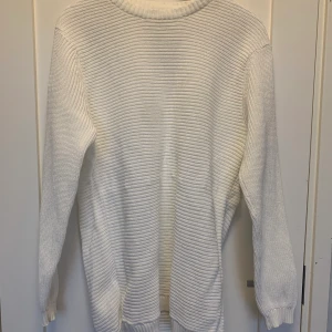 Vit stickad tröja - Vit stickad tröja i strl L. Bra kvalite. 