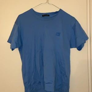 Acne studios T-Shirt Sims S/XS - Säljer min Acne studios T-shirt som jag köpte för 1 år sedan till ett fint pris då jag växt och den inte passar lika bra längre. (Är 175cm och väger 67). Unisex. Köpte för 800kr.