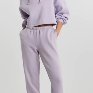 Gina Tricot hoodie  -  från Gina Tricot. Tyvärr bara kommit till användning en gång eftersom hoodien var förstor för mig. I det mysigaste materialet och nypriset för den är ca 300 när jag köpte den (i somras). 