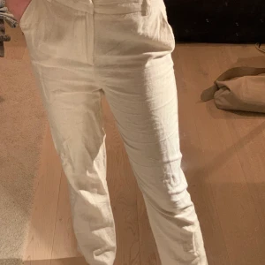 Gina tricot linnebyxor - Fräscha linnebyxor från Gina tricot i storlek 34. Priset kan diskuteras, köparen står för frakten💘💘